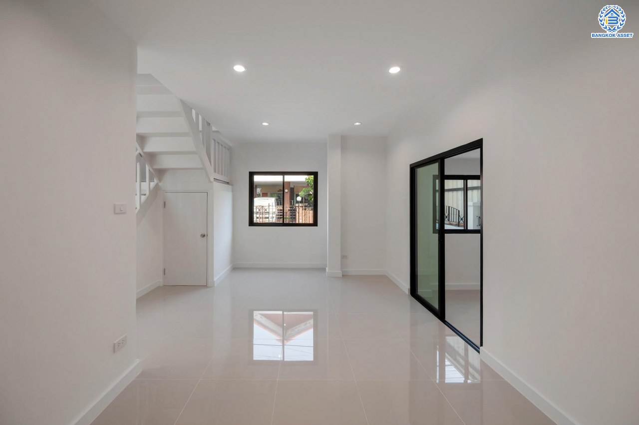 บ้านมือสองตกแต่งใหม่ โครงการ ซอยนวนิช ปากเกร็ด เนื้อที่ 45 ตร.ว. พื้นที่ใช้สอยมากกว่า 164.5 ตร.ม. พร้อมฟังก์ชัน 3 ห้องนอน 3 ห้องน้ำ 1 ห้องอเนกประสงค์ จอดรถได้ 1 คัน บนทำเลเมือง ใกล้เซ็นทรัลแจ้งวัฒนะ จุดขึ้นทางด่วน "แจ้งวัฒนะ" และรถไฟฟ้าสายสีชมพู "สถานีเลี่ยงเมืองปากเกร็ด"...